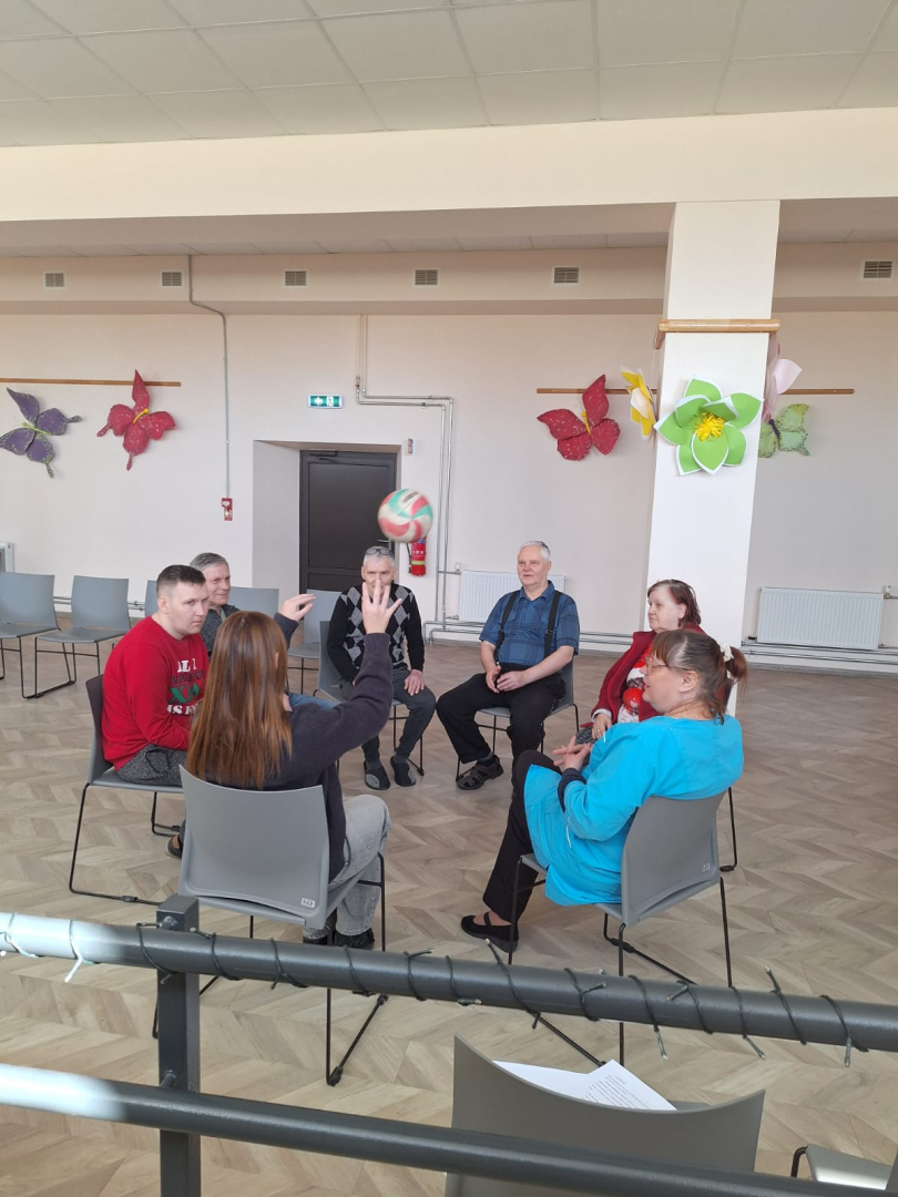 Nodarbība, kur dalībnieki sēž aplī un met viens otram bumbu