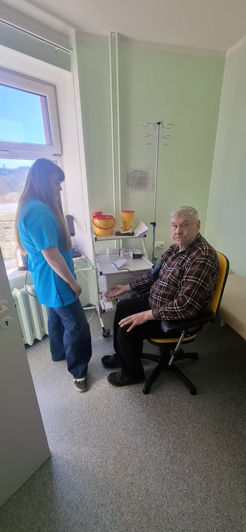 Jauniete sarunājas ar iestādes iedzīvotāju