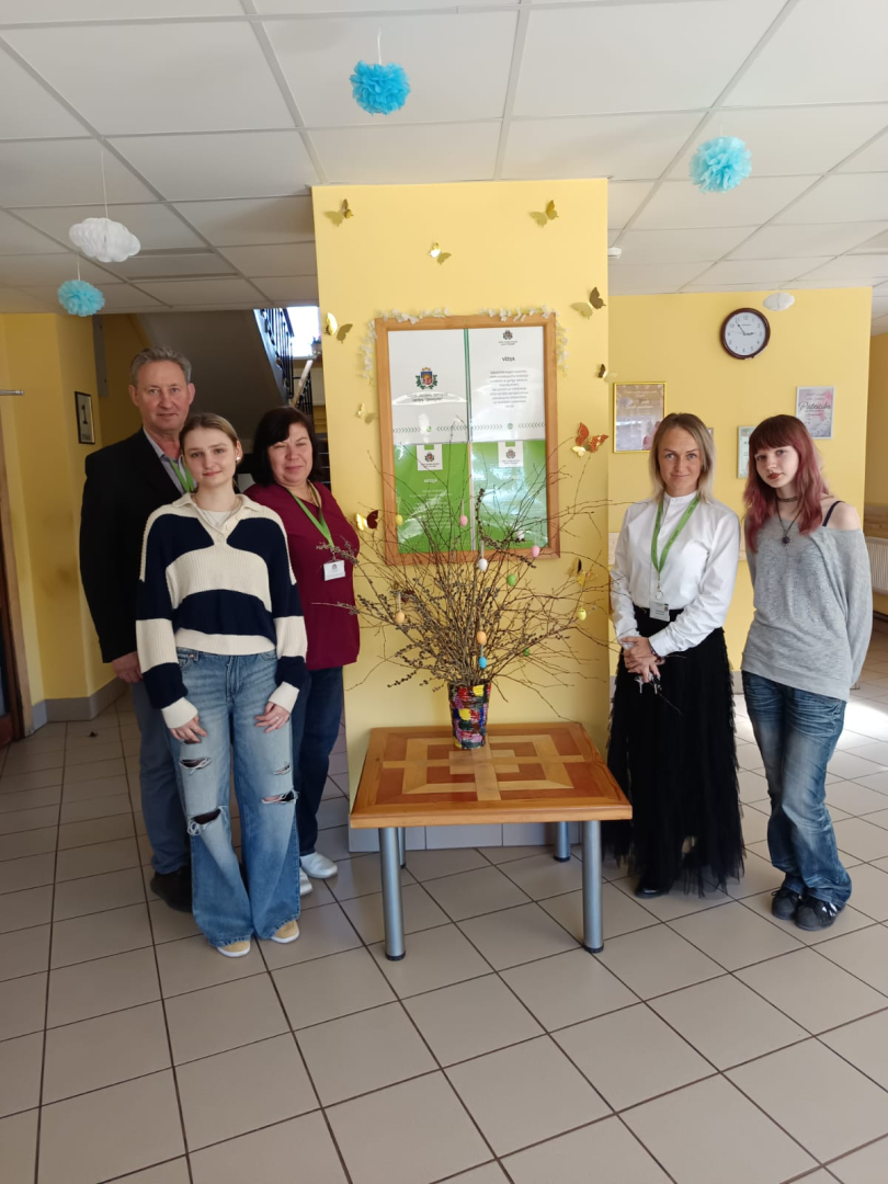 Kopbilde jaunietes un darbinieki