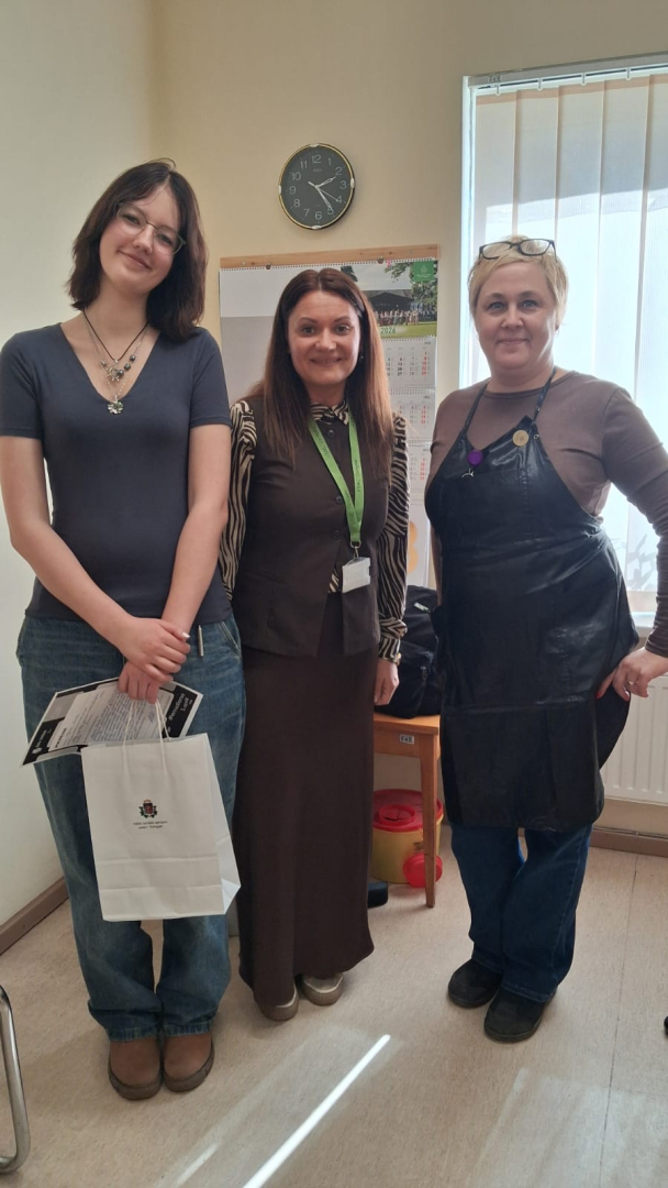 jauniete ar filiāles vadītāju un darbinieci, kuru ēnoja