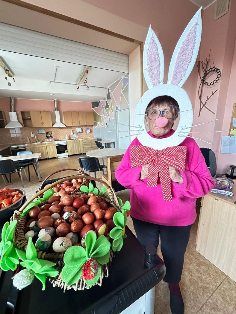Krāsotas Lieldienu olas un cilvēks pārģērbies par zaķi
