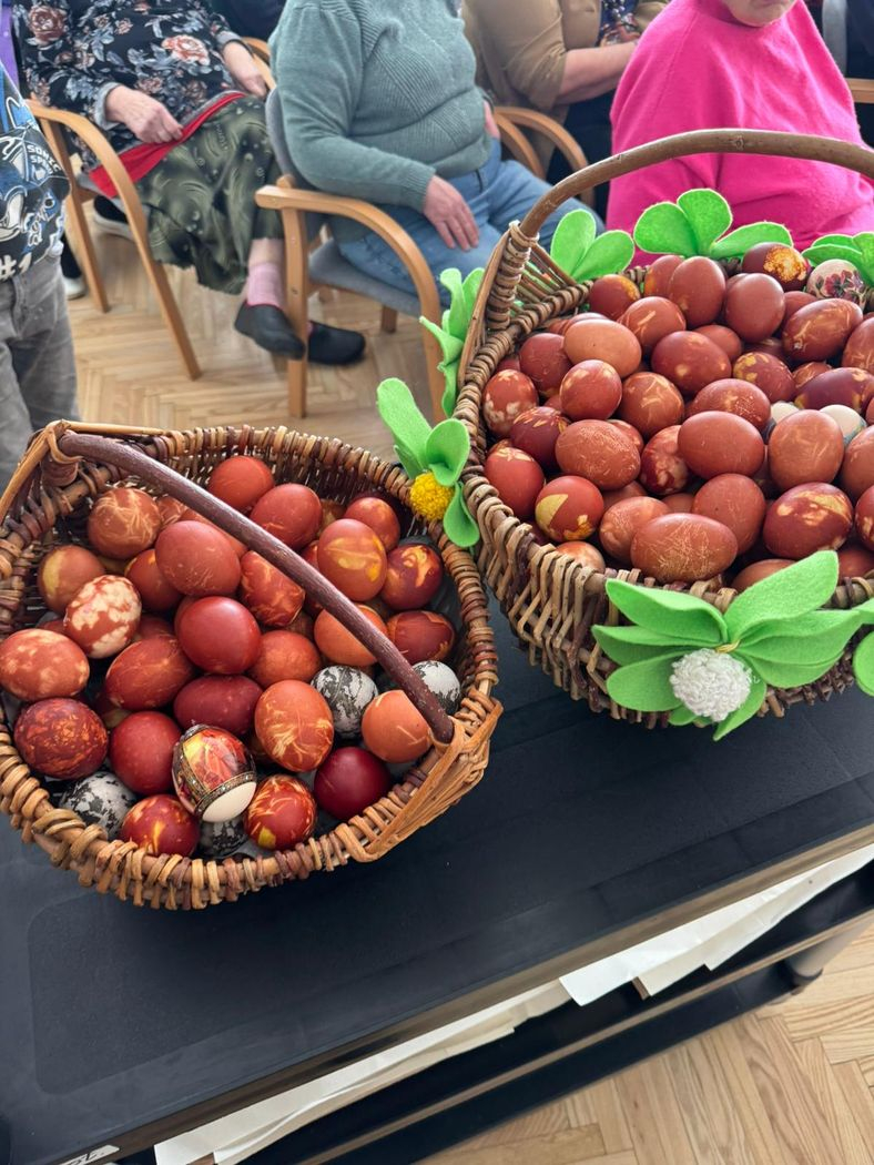 Krāsotas Lieldienu olas grozos