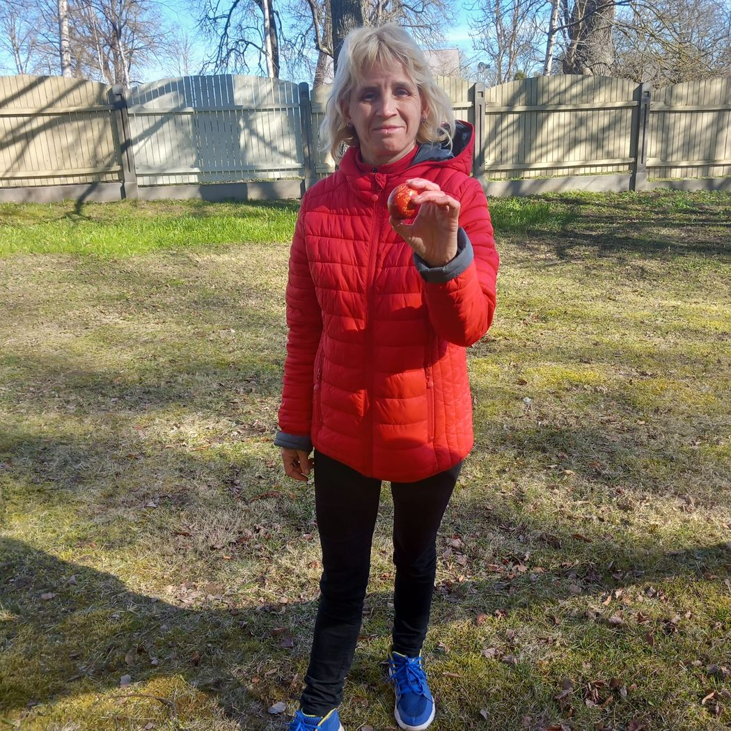 Sieviete smaidīga par ārā atrasto Lieldienu olu