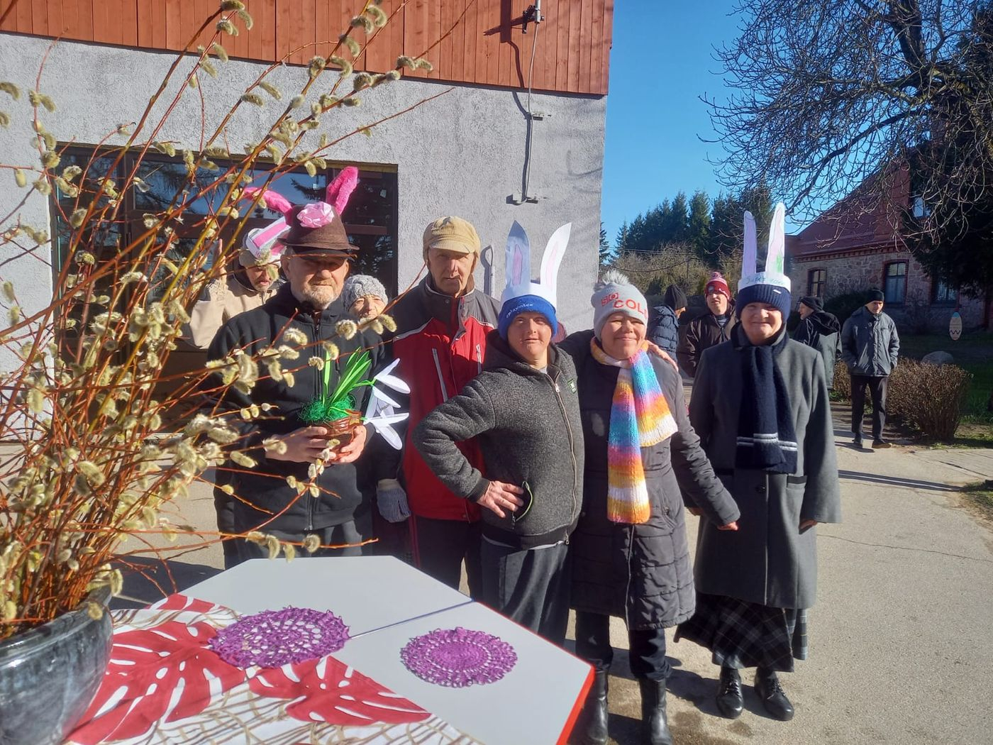 Pasākuma dalībnieki tērpušies zaķu kostīmos