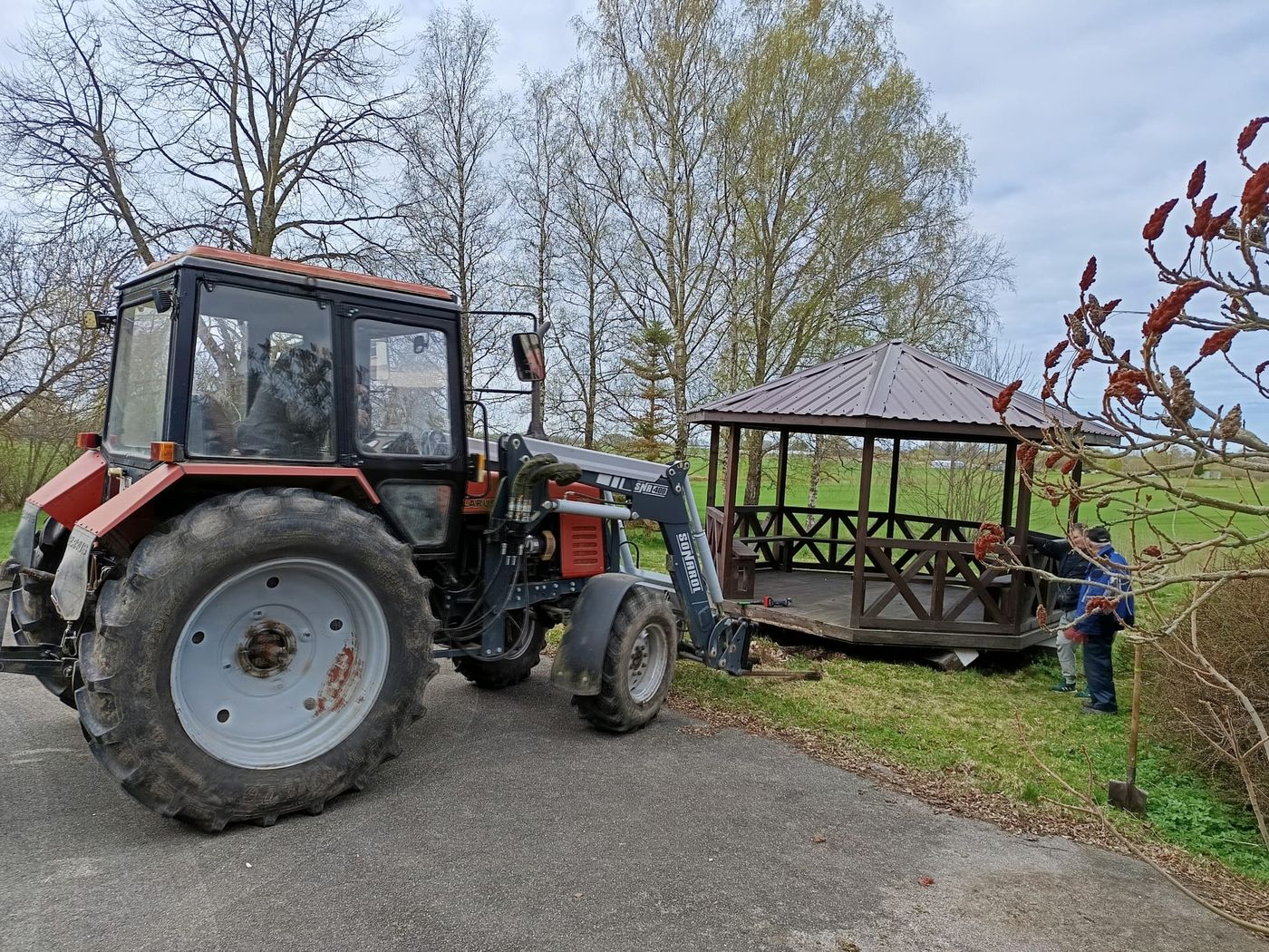 Traktors pārvieto nojumi