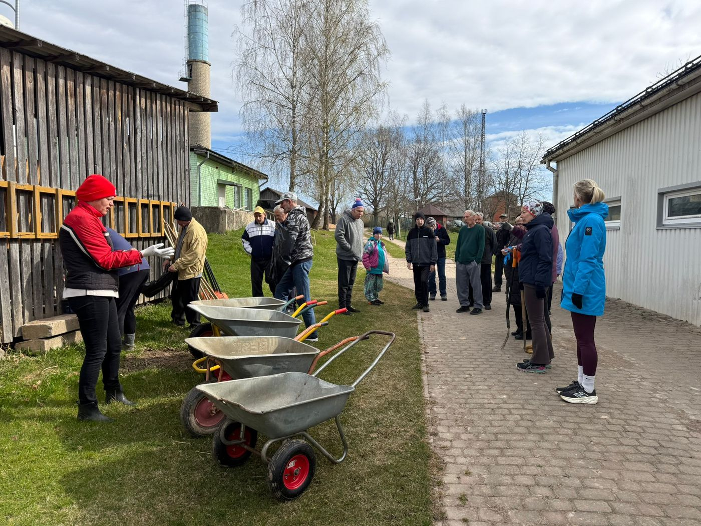 Cilvēki gaida darbu sadali