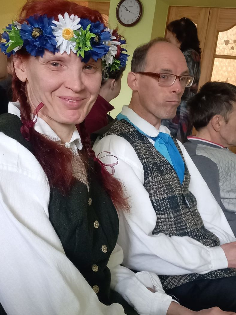 Divi cilvēki tautas tērpos. Smaida.