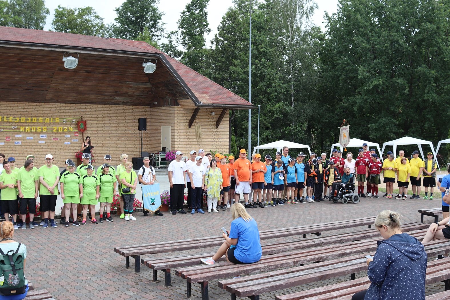Klejojošā kausa dalībnieki