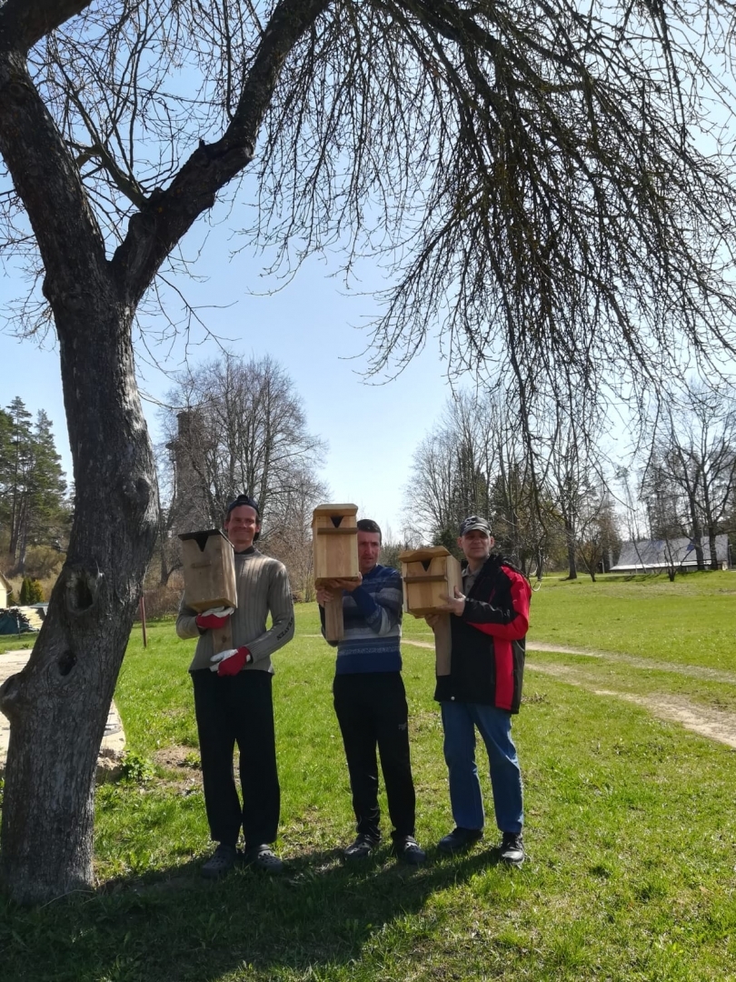 Izvietojam putnu būrīšus
