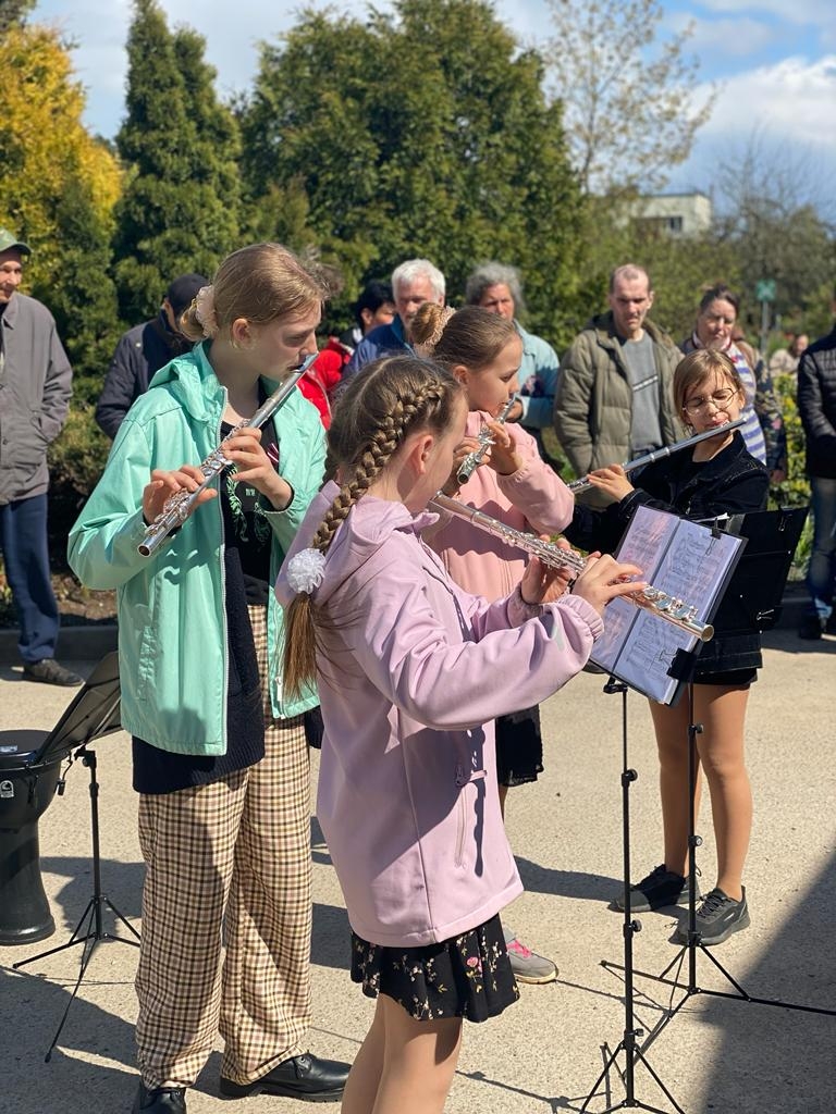 auglu_koku_stadisanas_pasakums_muzikas_skola