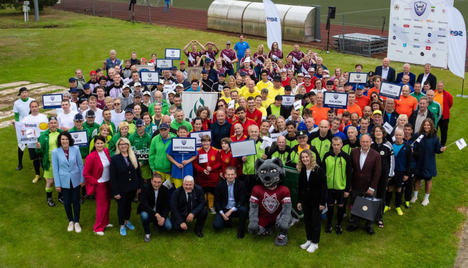 Visu Seni Cup 2025 dalībnieku un organizatoru kopbilde