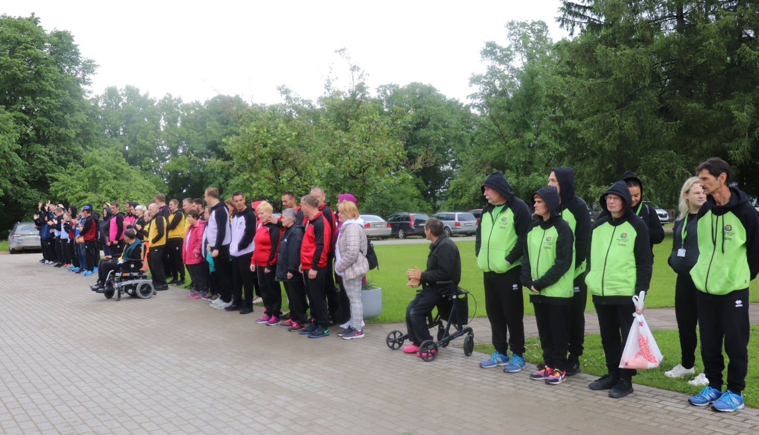 Rūjas kausa dalībnieki pasākuma atklāšanā. Visas komandas stāv rindā.