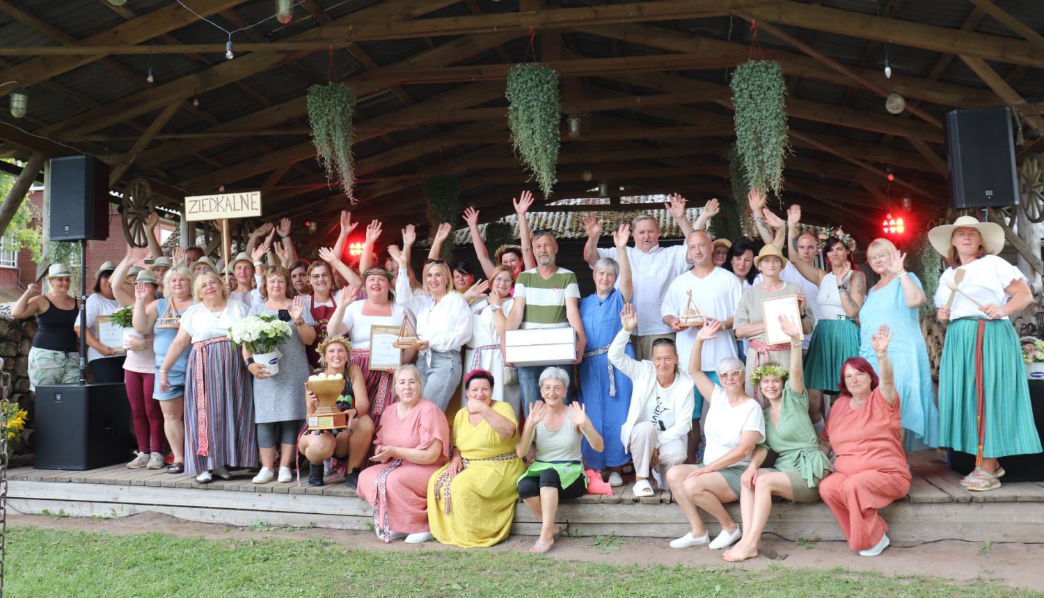 Pirmo trīs vietu ieguvušās komandas kopbildē uz skatuves