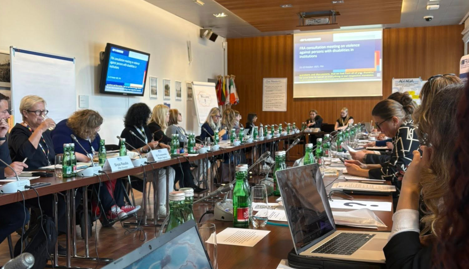 Pie garajiem galdiem sēž semināra dalībnieki ar datoriem