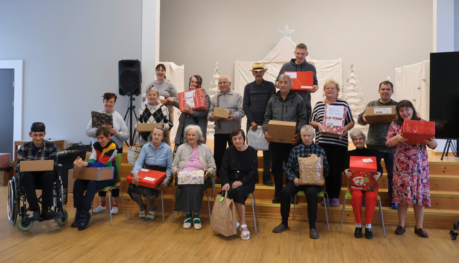 Iedzīvotāji laimīgi ar saņemtajām dāvanām