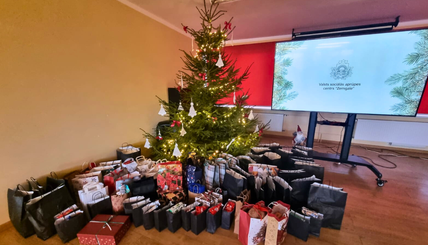 Dāvanas zem Ziemassvētku egles