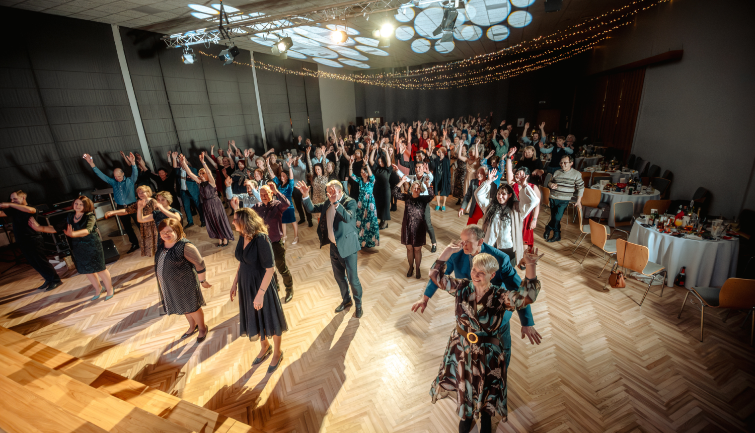 Pasākuma dalībnieki dejo