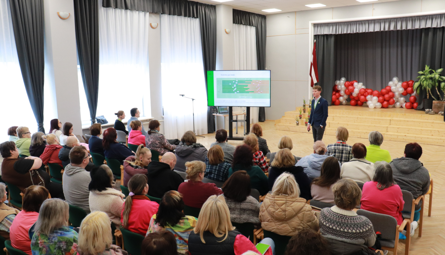 Zālē sēž darbinieki, priekšā struktūrvienības vadītājs vada kopsapulci