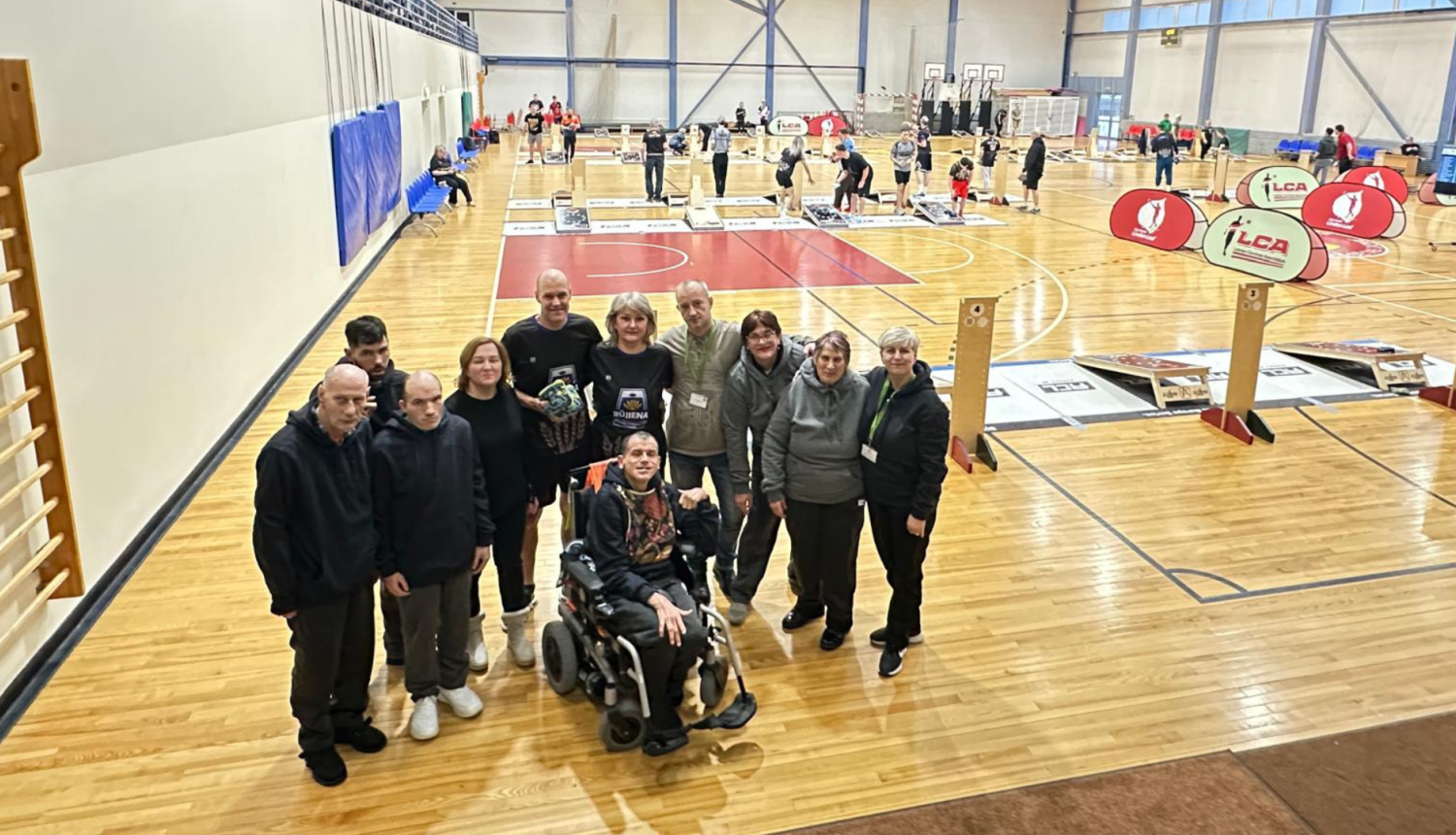 Divi iestādes darbinieki, kuri piedalās sacensībās kopā ar līdzjūtējiem