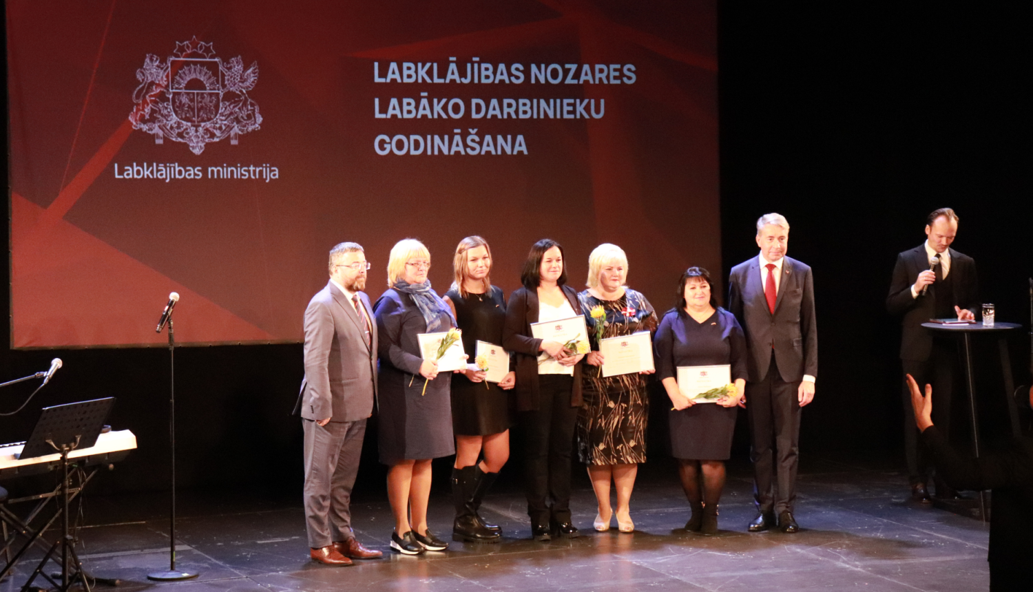 Labklājības ministrijas nozares labāko darbinieku godināšanas pasākums. Uz skatuves Labklājības ministrs Uldis Augulis, Valsts sekretārs Ingus Alliks un pieci VSAC "Zemgale" darbinieki.