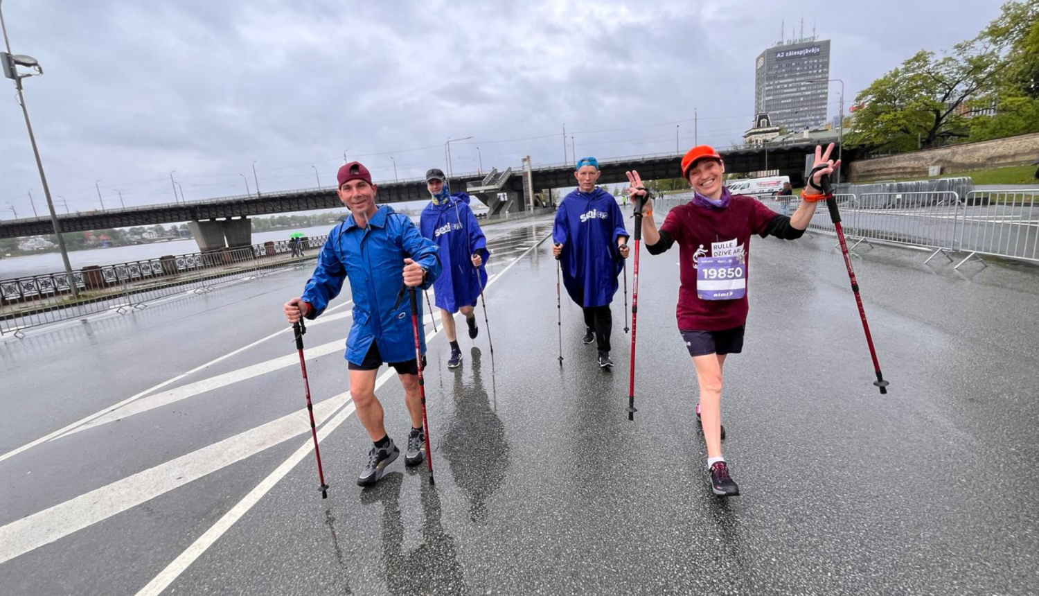 Rimi Rīgas maratona dalībnieki nūjo