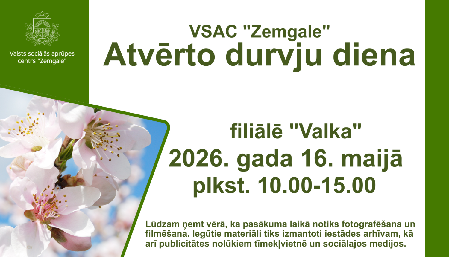 atvērto durvju dienu afiša ar plaukstošu ābeļziedu attēlu