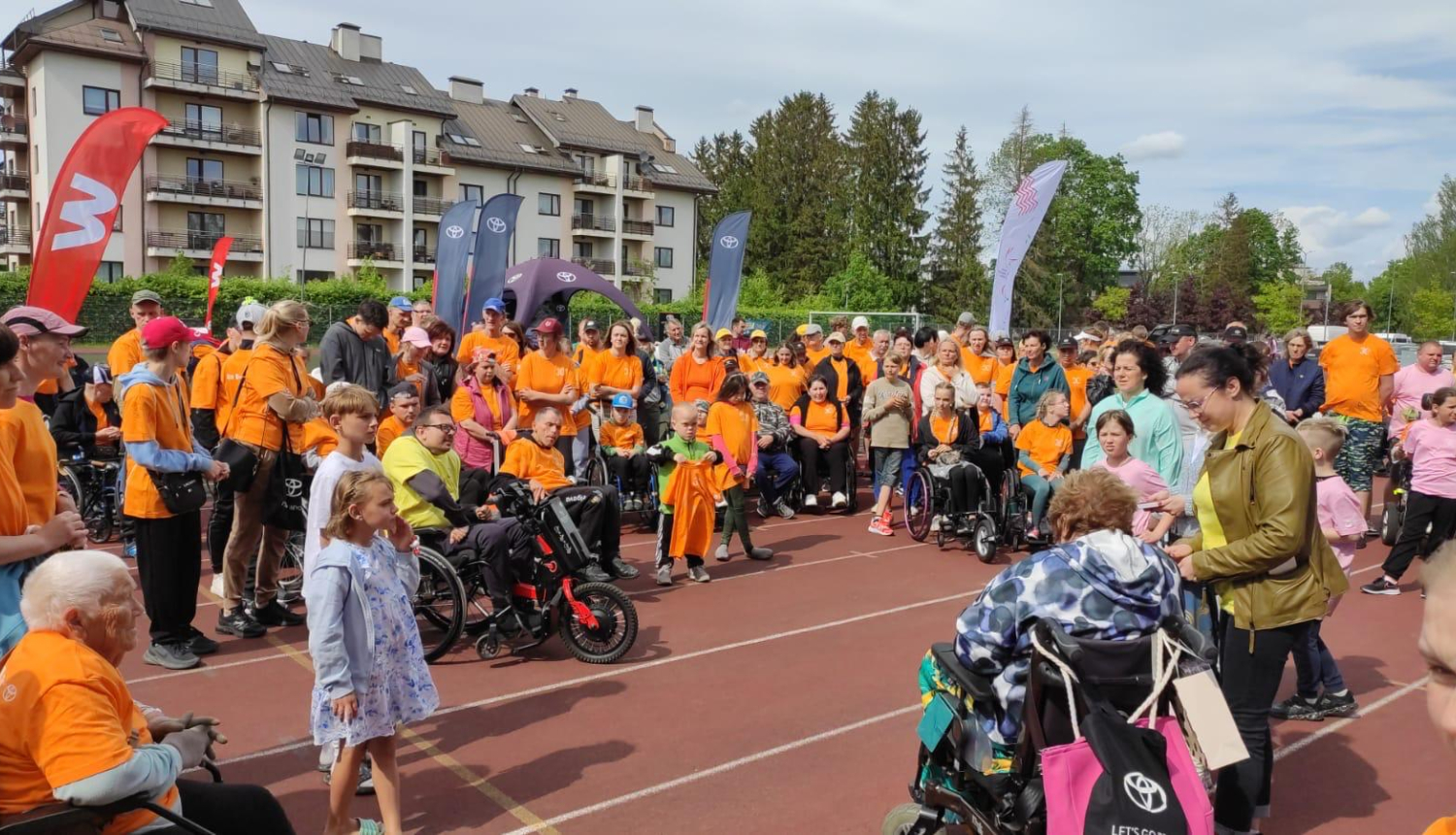 Parasporta dienas dalībnieku kopbilde stadionā