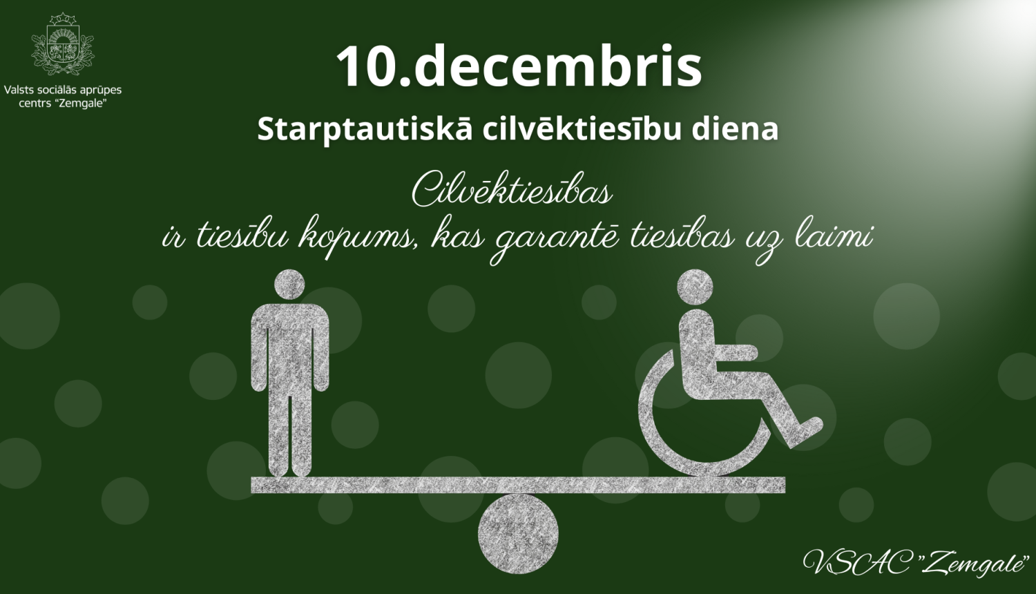 Apsveikums Starptautiskajā cilvēktiesību dienā. Attēlā svaru šūpoles, kuras abās pusēs ir divi cilvēki, viens stāv kājās, otrs ratiņkrēslā. Šūpoles ir līdzsvarā.