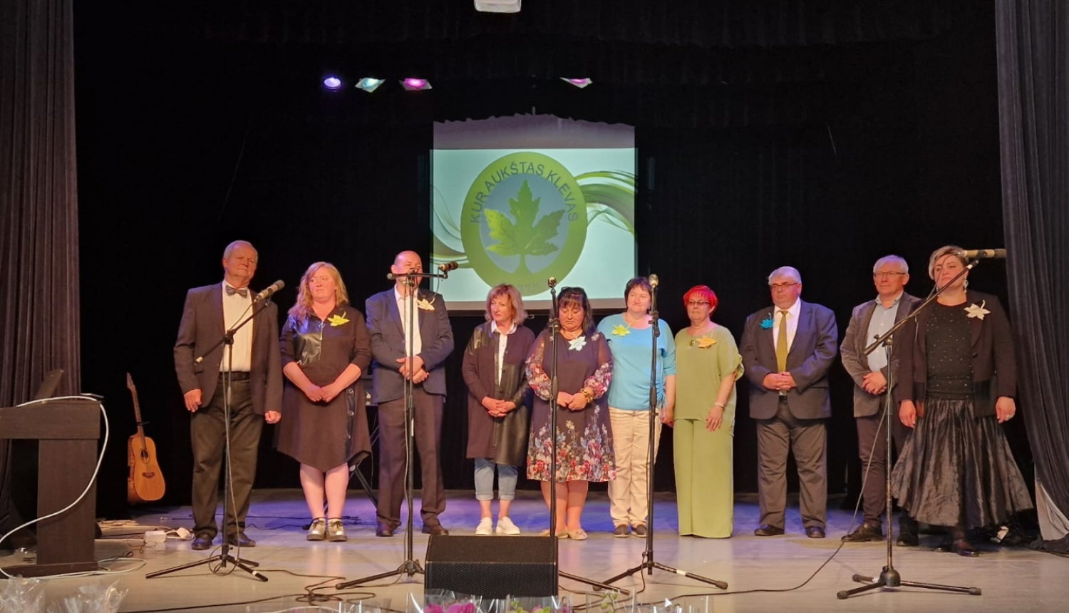 kur_augšas_klevas_pasakums