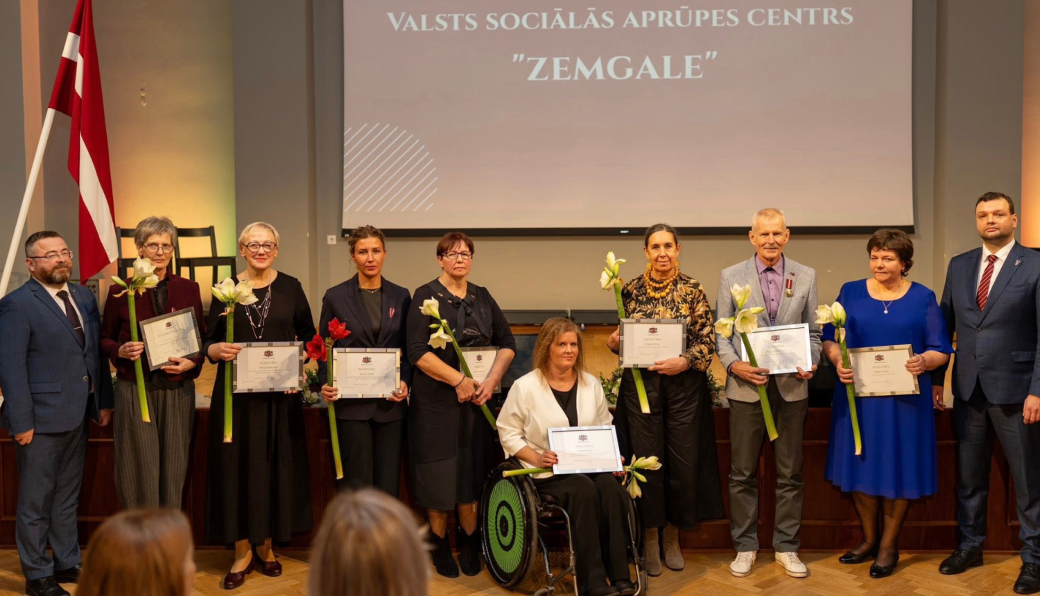 Apbalvojumu saņēmušo VSAC Zemgale darbinieku kopbilde ar valsts sekretāru un labklājības ministru