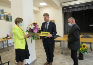 Labklājības ministrs Gatis Eglītis apsveic darbiniekus