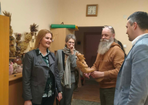 Četri cilvēki sarunājas. Gan Latvijas, gan Lietuvas pārstāvji.