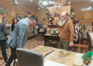 Lietuvas darbinieks iepazīstina ar savu darbnīcu un rokdarbiem