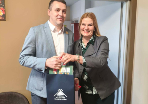 Utenas direktore pasniedz dāvanu VSAC Zemgale direktoram