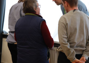 Iestādes direktors sarunājas ar iestādes iedzīvotājiem un atbild uz viņu jautājumiem