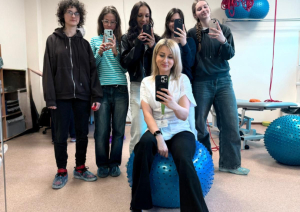 Iestādes darbiniece ar savām piecām ēnām, jauniešiem