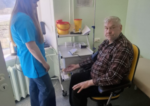 Jauniete sarunājas ar iestādes iedzīvotāju