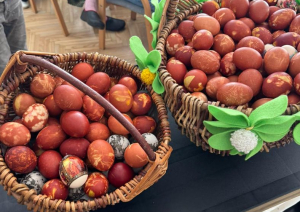 Krāsotas Lieldienu olas grozos